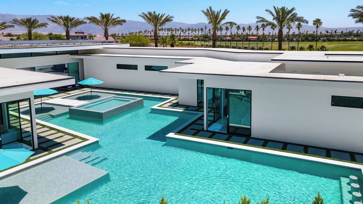Indio Villa | Sleeps 23 | Pool, Hot Tub, & Putting Green | Minutes to Golf | Bravo Villa #7
