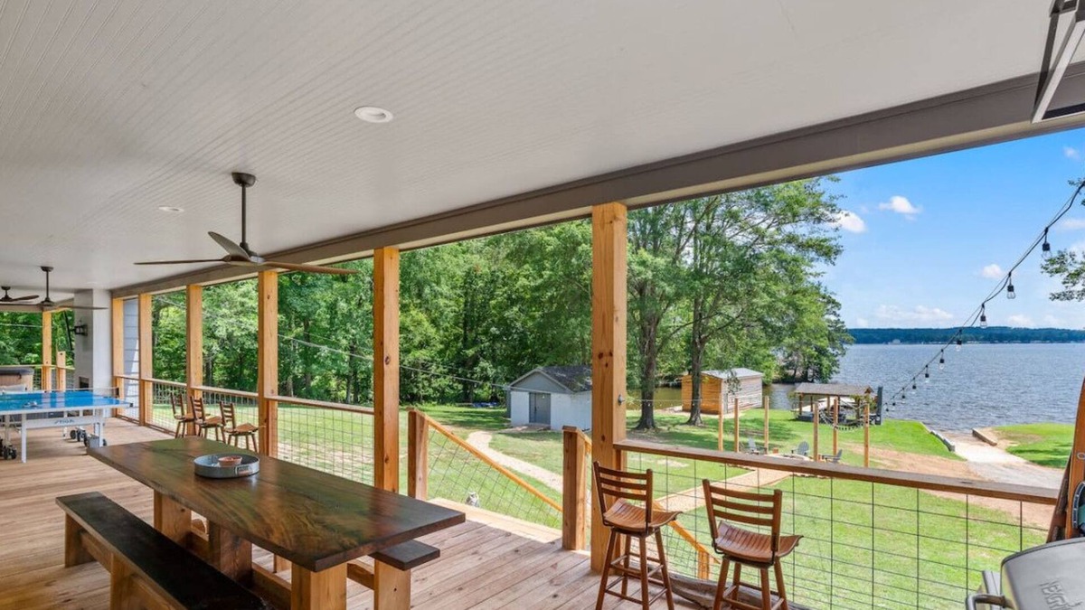 Homer House | Sleeps 24, HGTV Quality, Private Cul-de-sac Lakehouse on Lake Claiborne