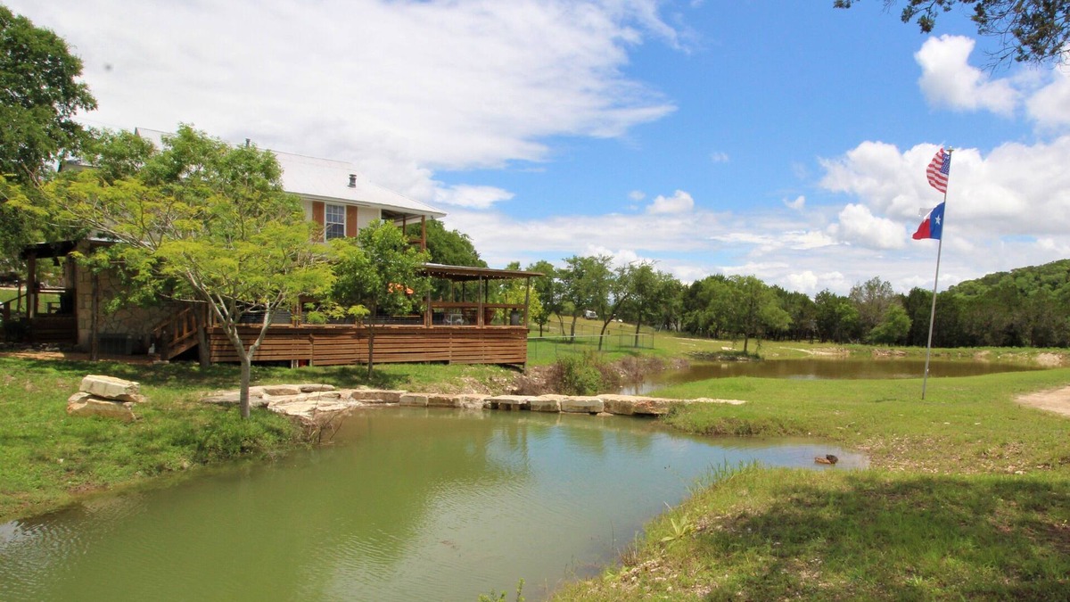 Ingram House | Sleeps 25, 5 Homes, Fire pit, Spring Fed Waterfront