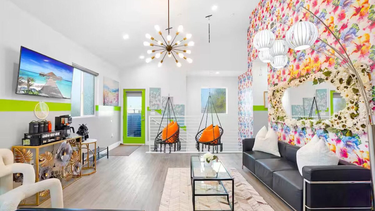 NoHo Arts District House | Sleeps 26! Classy & Luxurious 2-Unit Noho Haven: Hot Tubs - Free Parking!