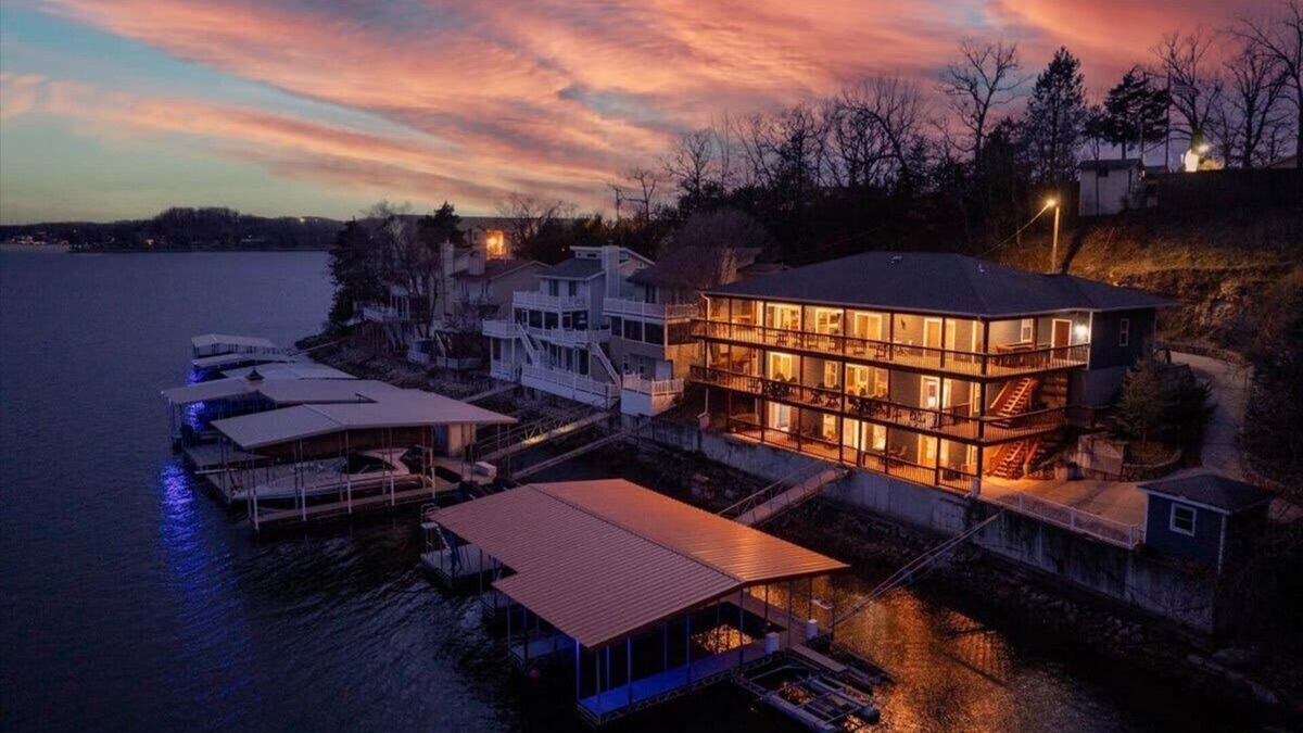 Lakeview House | Sleeps 26 lakefront w/private dock & dance floor!