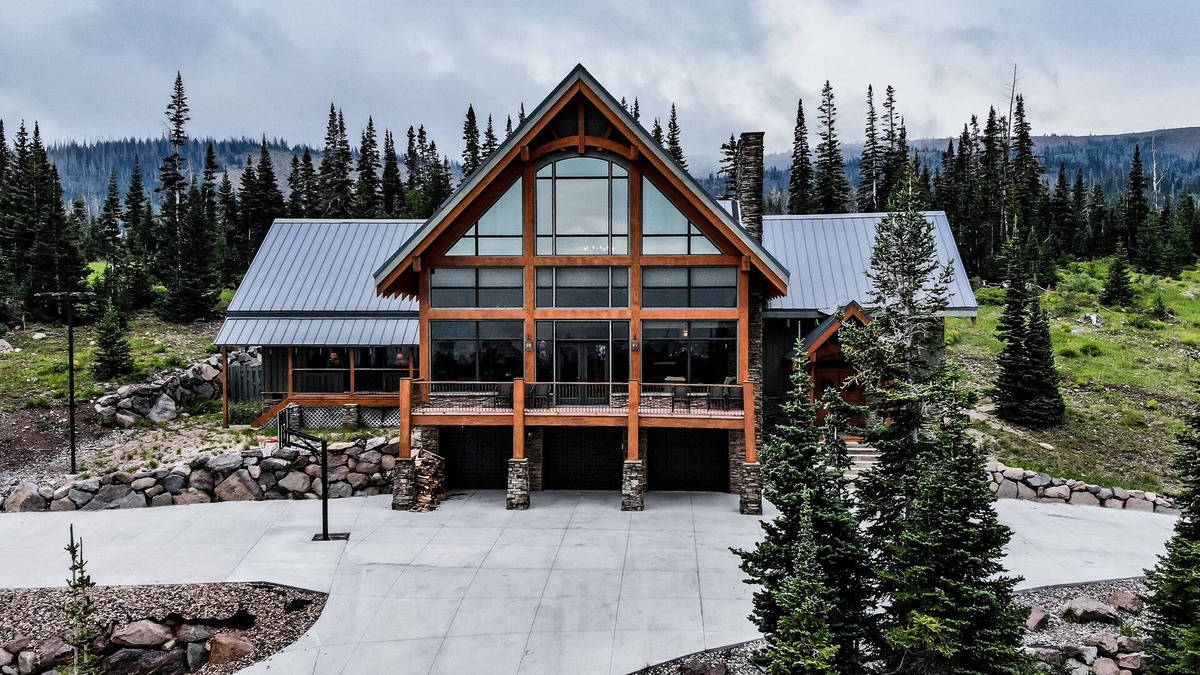 Brian Head Cabin | Sleeps 28- Completely updated with swim spa/bunk room/85" TV's & More!