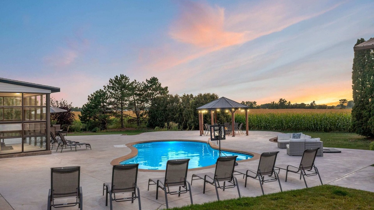 Kaukauna House | Sleeps 30 | 5000+ Sq Ft | Pool & Hot Tub