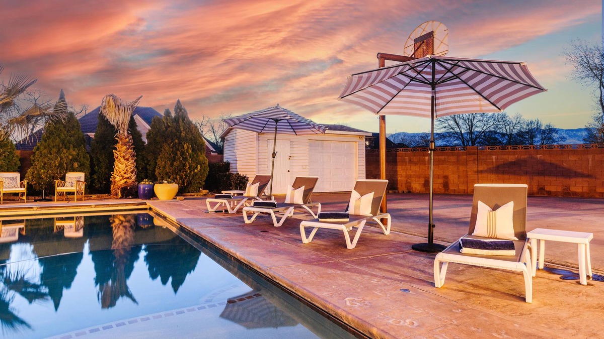 Hurricane House | Sleeps 30- Heated Private Pool, 20 Miles from Zion National Park