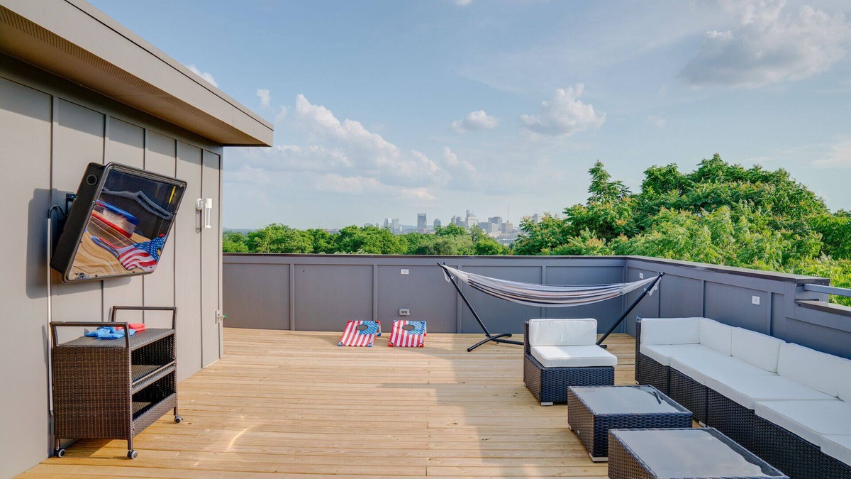 Talbot's Corner House | * SLEEPS 30* Music City Reunion - *3 Units * 9BR* 9BA * Amazing Rooftops*