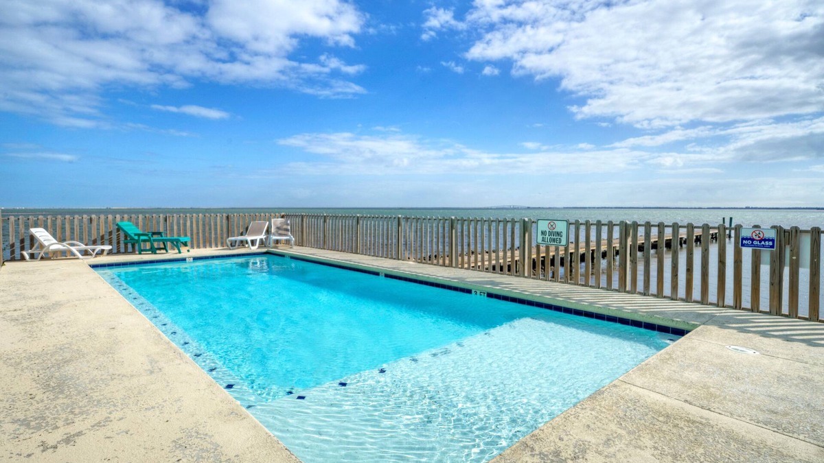 Flour Bluff House | Sleeps 31 | 2 Homes w/Boat Dock + Waterfront Pool | Laguna Village Getaway