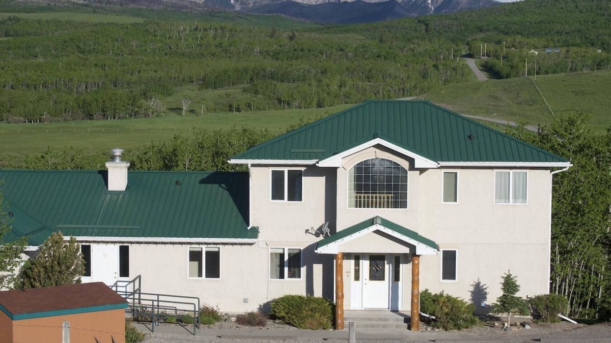 Division No. 3 Villa | Sleeps 32 - 5 mins. from Waterton - Whole House