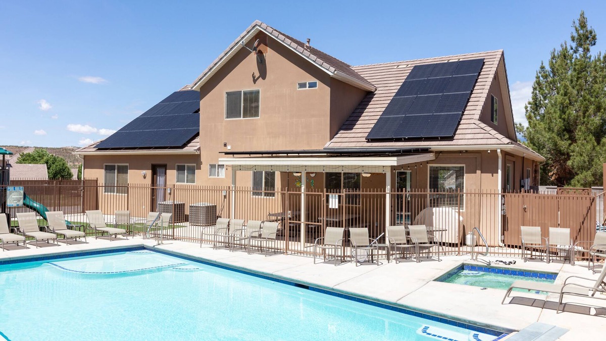La Verkin House | Sleeps 32! Great for Families, Private Fenced Pool, Spa/Hot Tub, Play Gym, BBQ