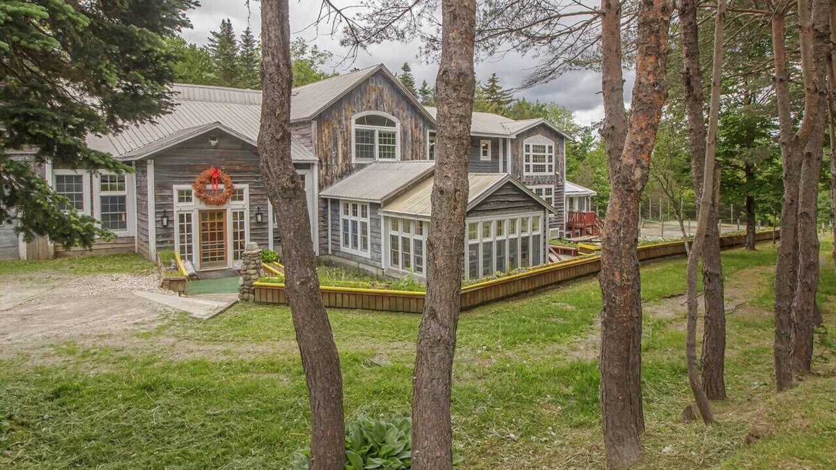 West Dover House | SLEEPS 32+ Indoor-pool, spa, sauna, fire pit & more! At the foot of MOUNT SNOW!