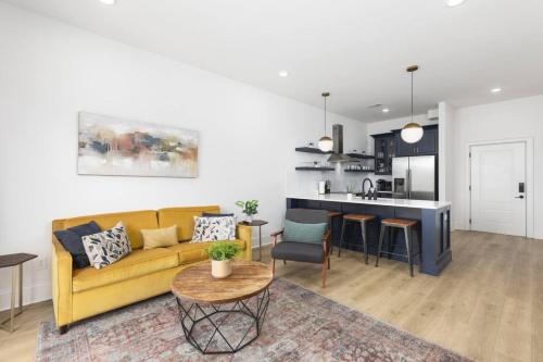 Portsmouth House | Sleeps 32 Only 10 minutes to Broadway 4 Condos Side by Side