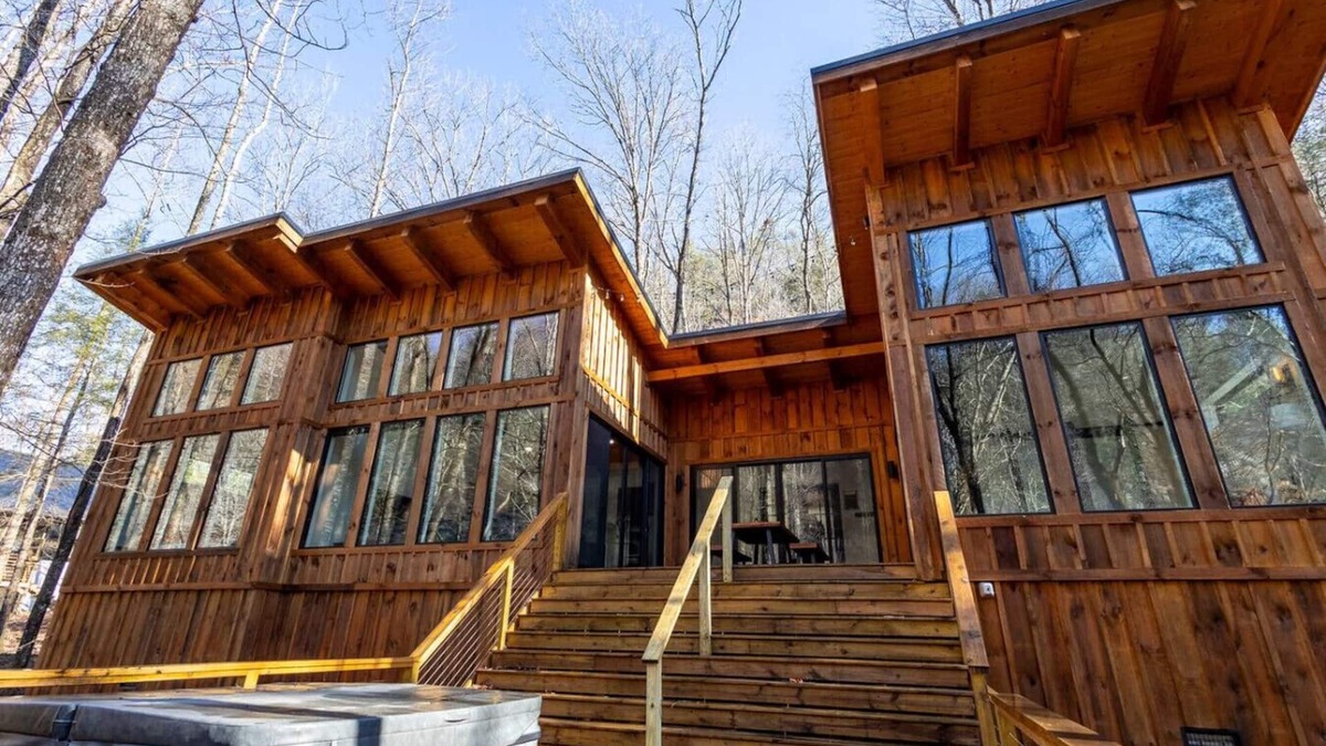 Rogers Cabin | Sleeps 4 ~ Modern Cabin ~ Hot Tub ~ Pet Friendly