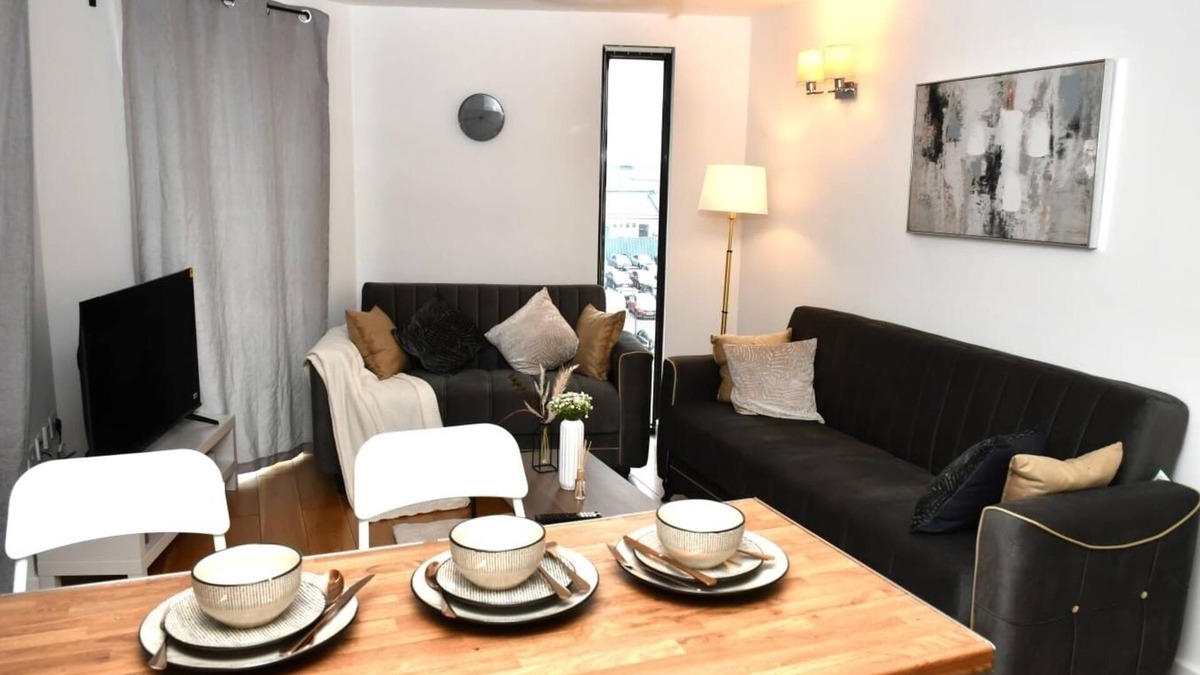 Royal Docks Apartment | Sleeps 4 - Private Balcony - Wheelchair Accessible