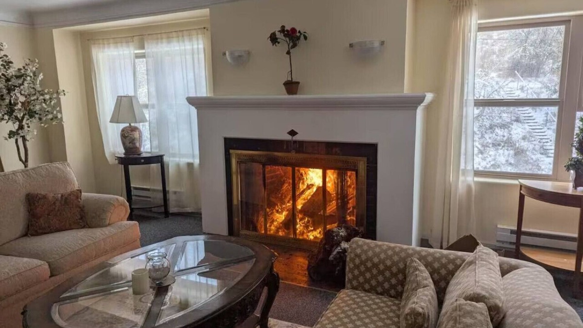 Gaston Bed & Breakfast | Sleeps 40-20BR Wine Country-Fireplace-Free Parking