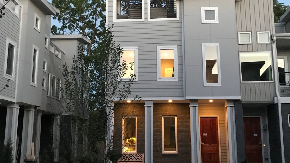 Chestnut Hill House | * SLEEPS 40* Dwell Lofts - *4 Units * 10BR* 9.5BA * Amazing Rooftops*