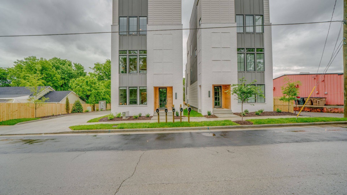 Talbot's Corner House | * SLEEPS 40* Music City Reunion - *4 Units * 12BR* 14BA * Amazing Rooftops*