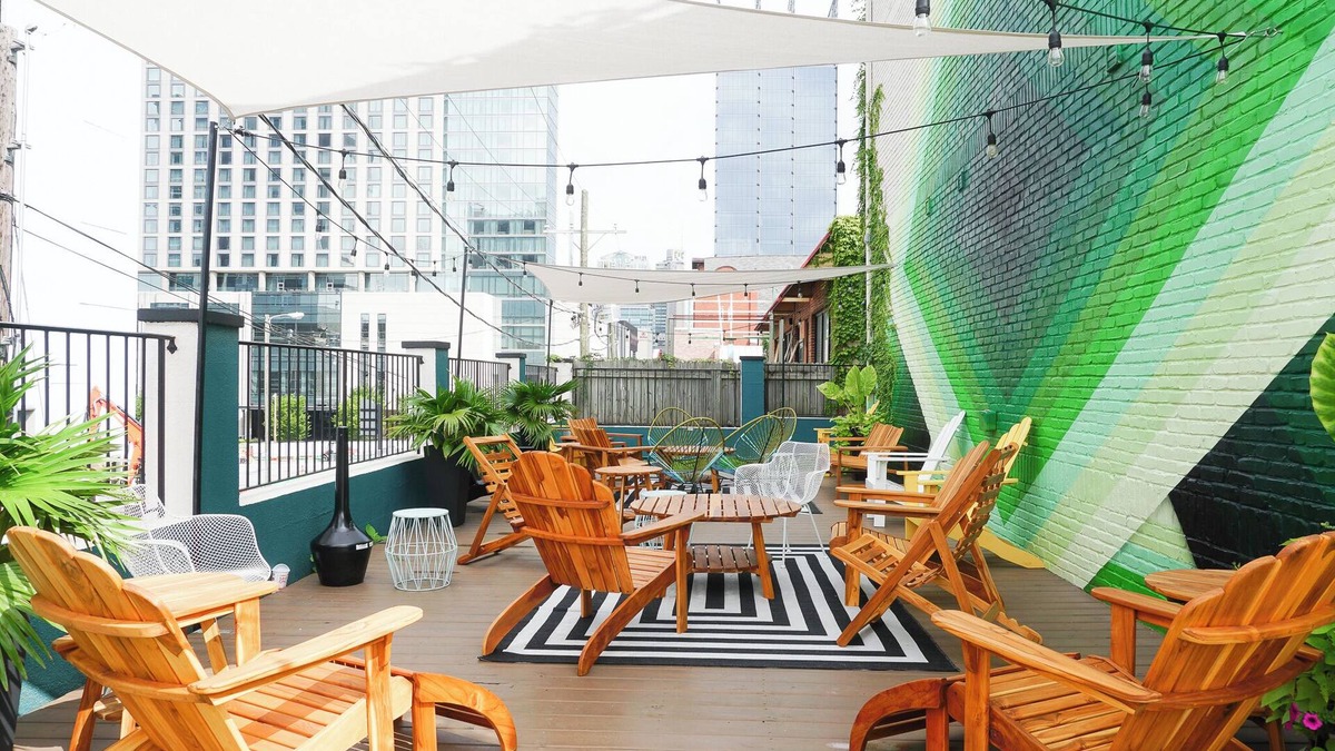Rutledge Hill House | Sleeps 48 | Entire Hotel – 24 Private Suites, 7min to Broadway, Great for Groups