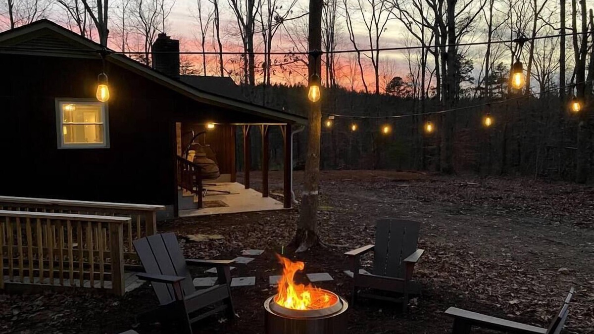 Andersonville House | Sleeps 5: Hot Tub, Fire Pit, & by Holliday Lake State Park