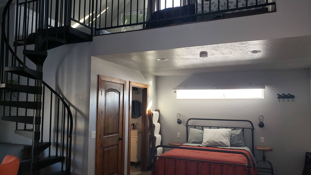 Cannonville House | Sleeps 5 - Modern Country Cabin - Minutes from Bryce Canyon