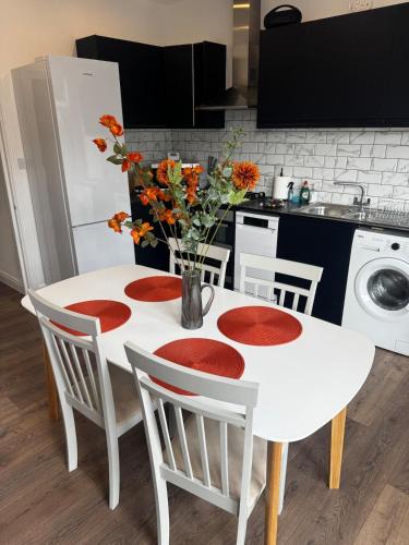 Thamesfield Apartment | Sleeps 6, 1st Floor 2 bed and Bath Flat, with Parking & Games