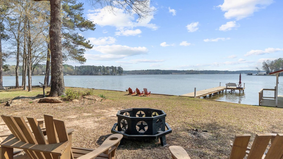 Milledgeville House | Sleeps 7, Firepit, 2 Kayaks, BIG Water + More!