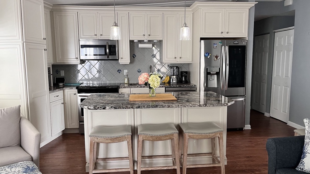 Nettles Island House | Sleeps 7 - Price Includes Golf Cart & Cleaning Fee