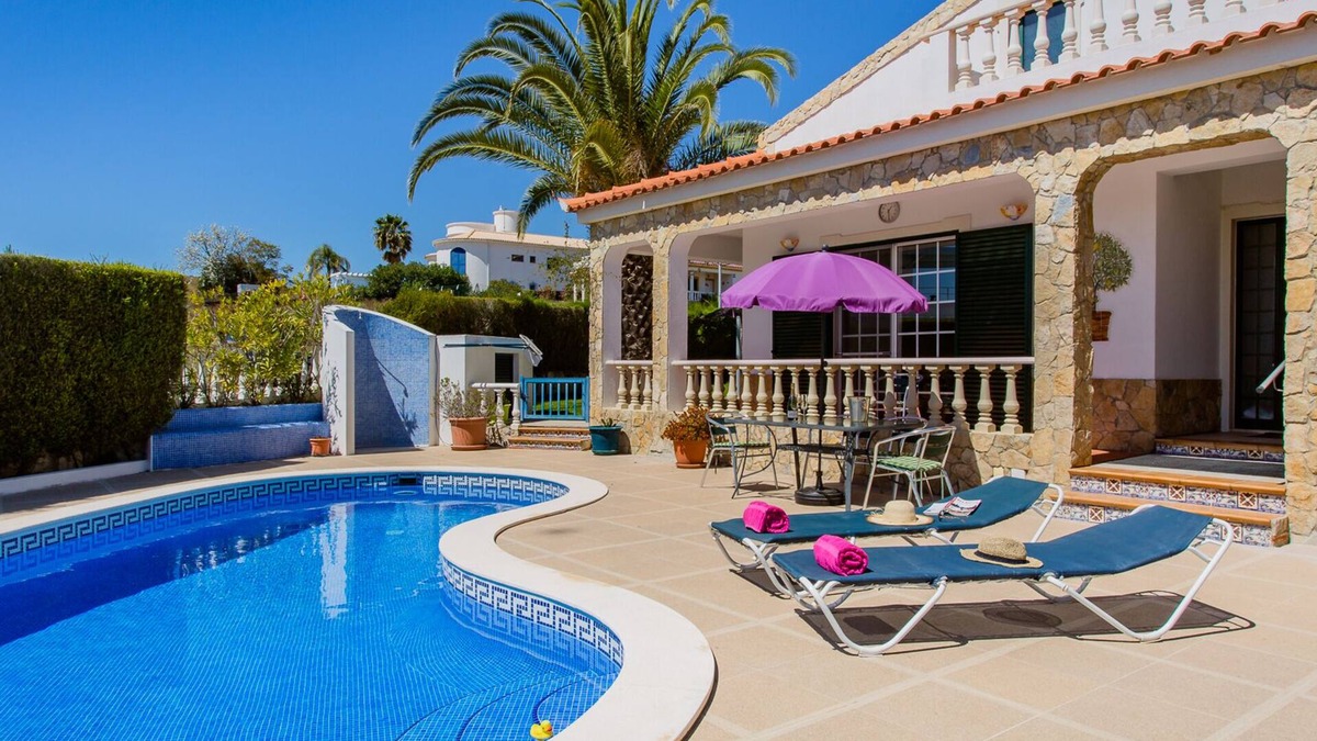 Castro Marim Villa | Sleeps 8 - 4 Aircon bedrooms/3 bathrooms - Lovely Patios, Pool and Roof Terrace