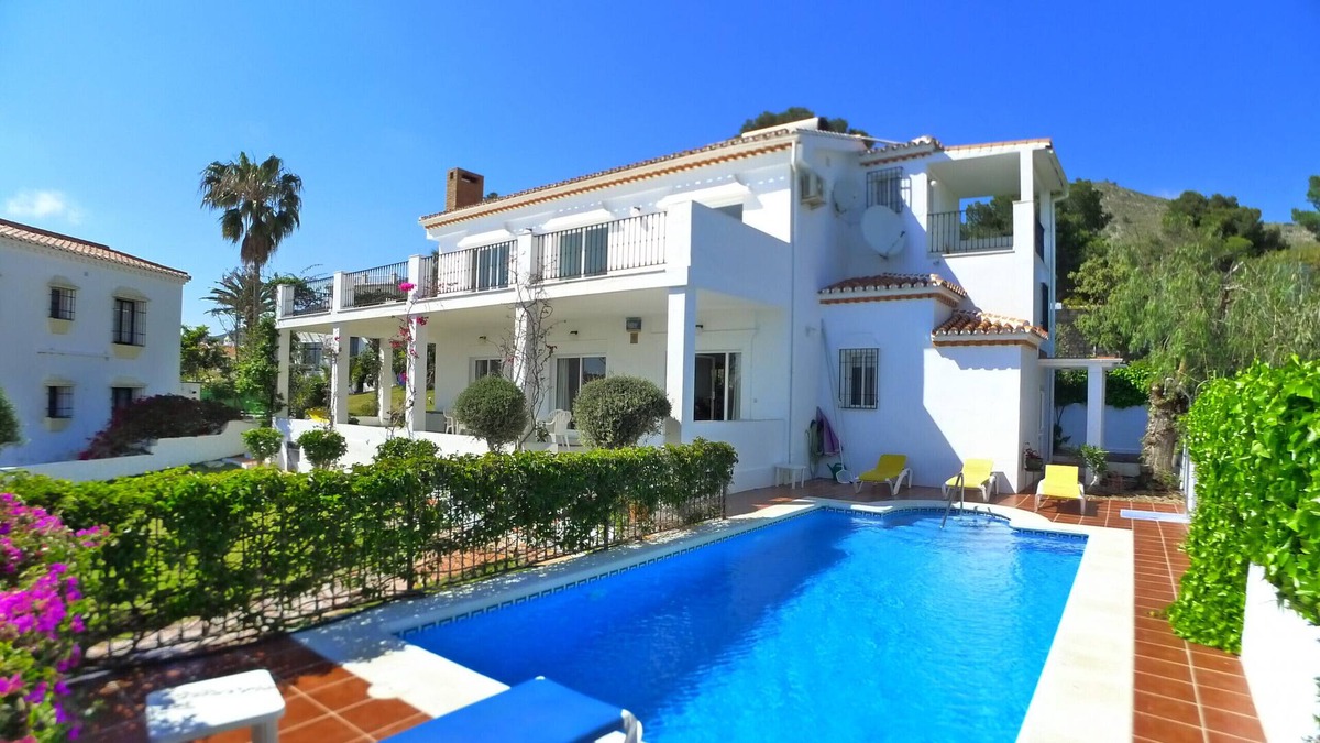 Maro Villa | Sleeps 8 | Villa Gito | CG R826
