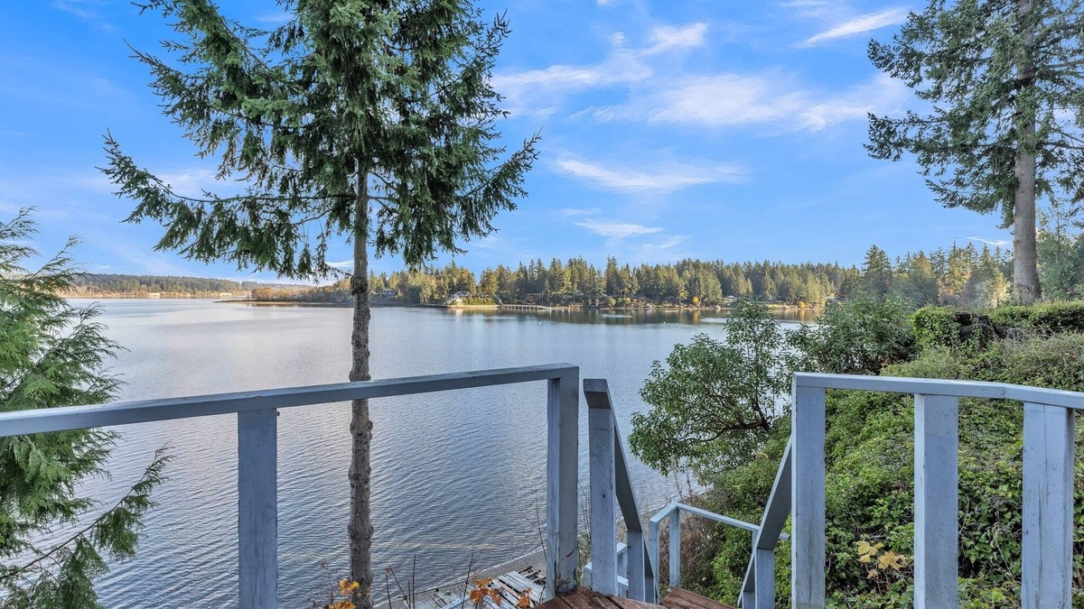 Longbranch House | Sleeps 9, Family, dog friendly, waterfront beach house.