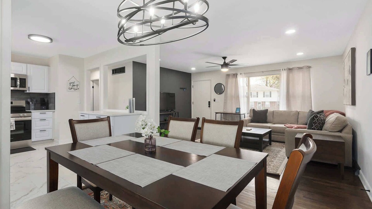 Lee's Summit House | Sleeps 9 Kings Beds w/TV's Steps to Shops