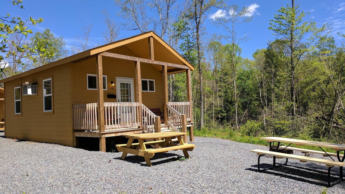 Hico Hotel | Sleeps up to 4, kitchenette, full bathroom, air conditioned/heated, free WiFi