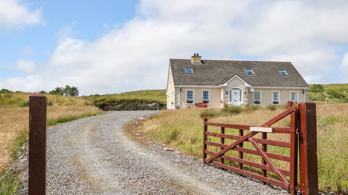 Donegal Cottage | SLEIBHTE SLIABH LIAG, family friendly in Carrick, County Donegal