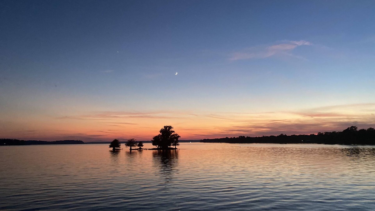 Negreet House | Slice of Heaven 3/2 camp on lakefront w/boathouse