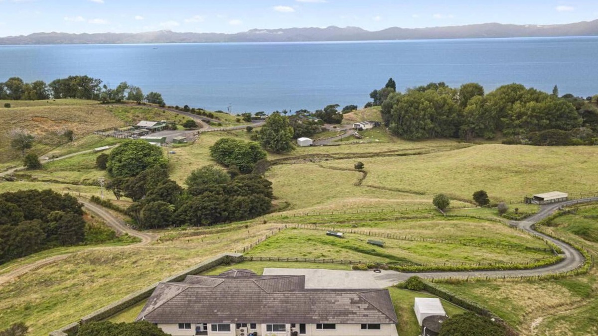 Whakatiwai House | SLICE OF HEAVEN IN KAIAUA WITH SEA VIEWS - BEACH & PARK WITHIN WALKING DISTANCE