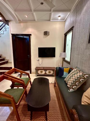 DLF Phase 1 House | Sliceinn Orchid