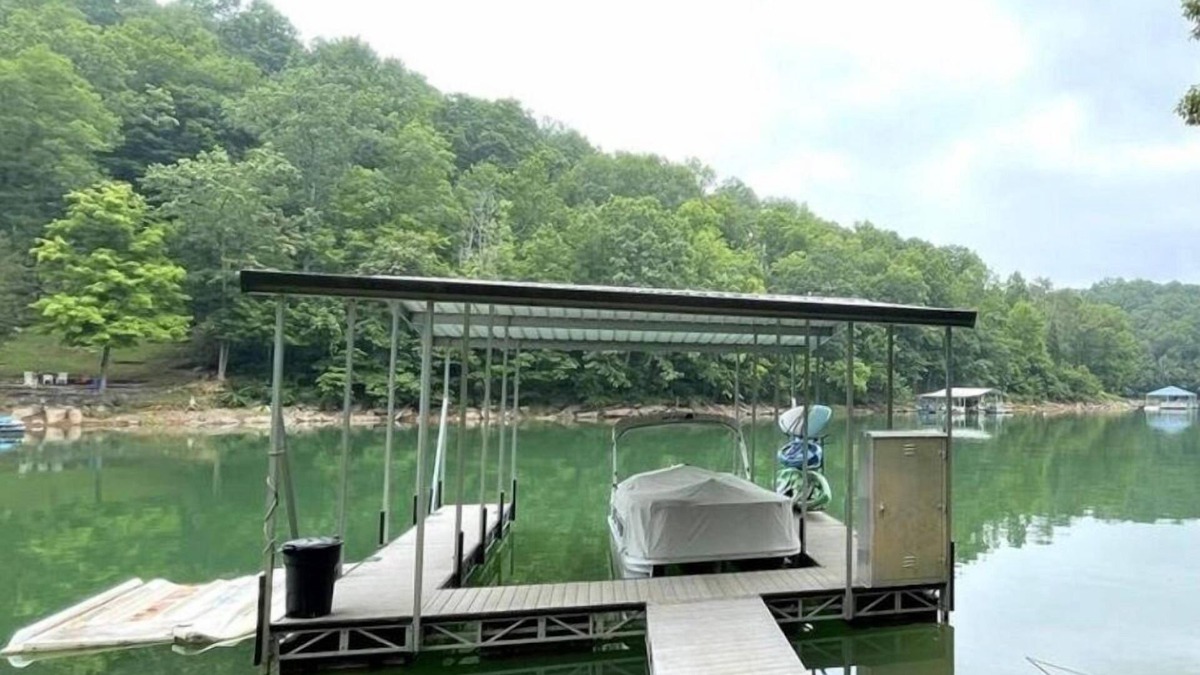 La Follette House | Slip-Away into Isolation & Relaxation w/Covered Dock & Hot Tub.