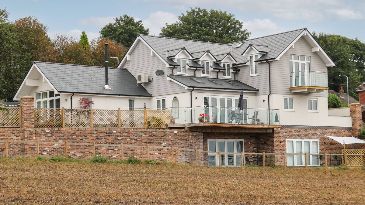 Rugeley Cottage | SLITTING MILL ANNEX, romantic, with hot tub in Rugeley