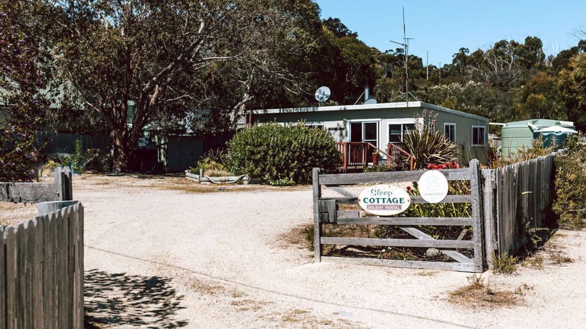 Binalong Bay Apartment | sloop cottage | beachfront | vibes