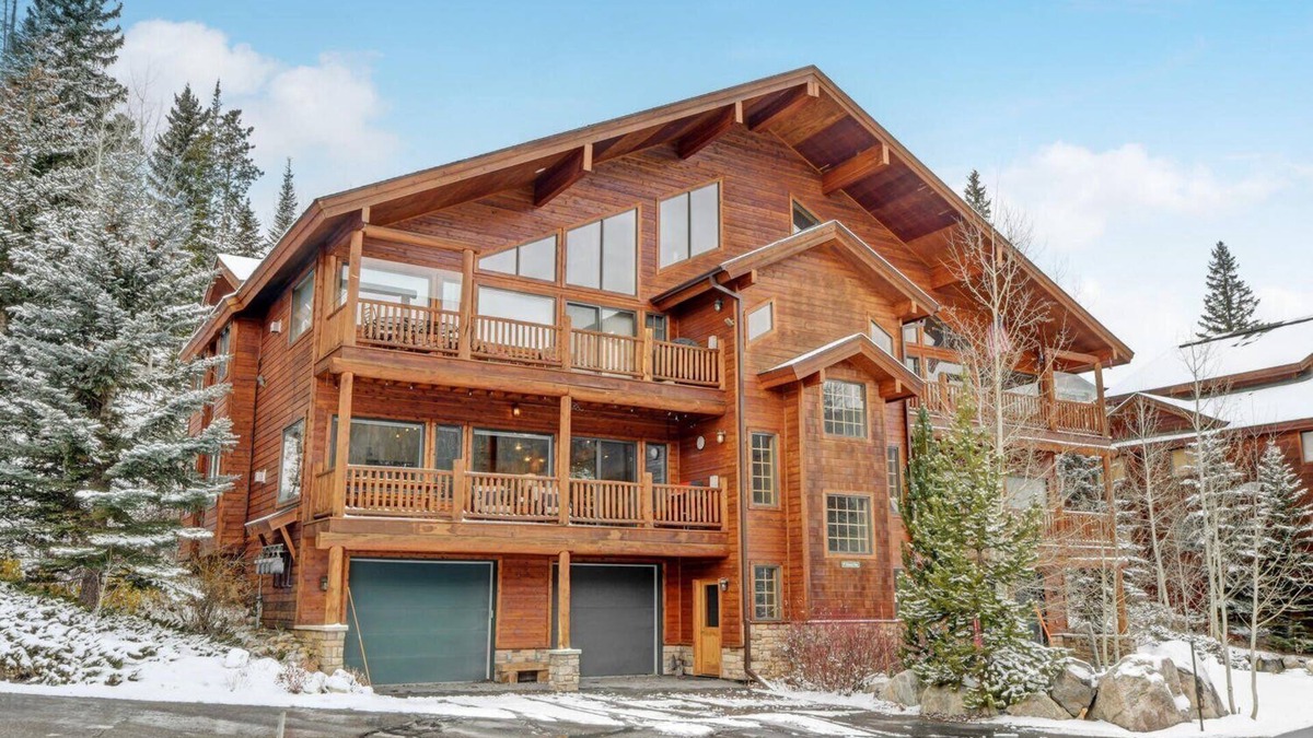Old Town House | Slopeside Luxury Chalet 113 D I Hot Tub I Great Views I Best Price I Discounted Attractions