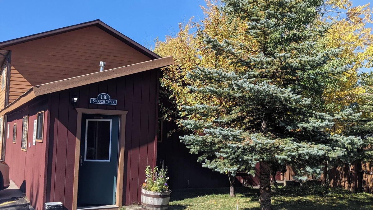 West Yellowstone Cabin | Slough Creek Cabin 130, Comfy 2 Bedroom 1 Bath 2 Minutes to Yellowstone Entrance