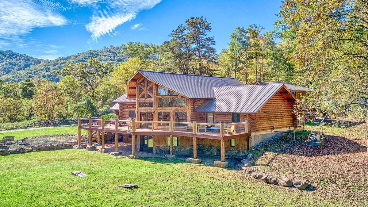 Sylva Cabin | Slps 24;12m town;7acre; huge yard; theatre+gmroom!