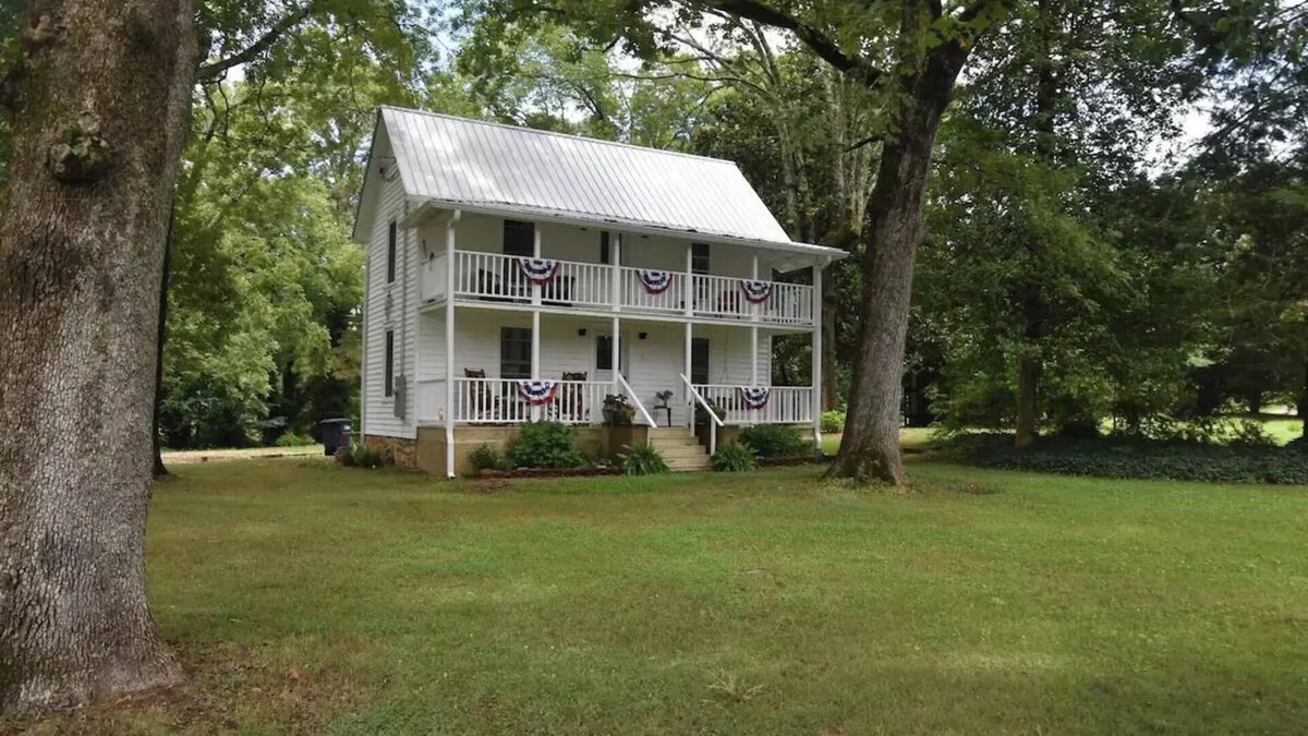 Demorest House | Small 1897 Farm House, super cozy on two acresn