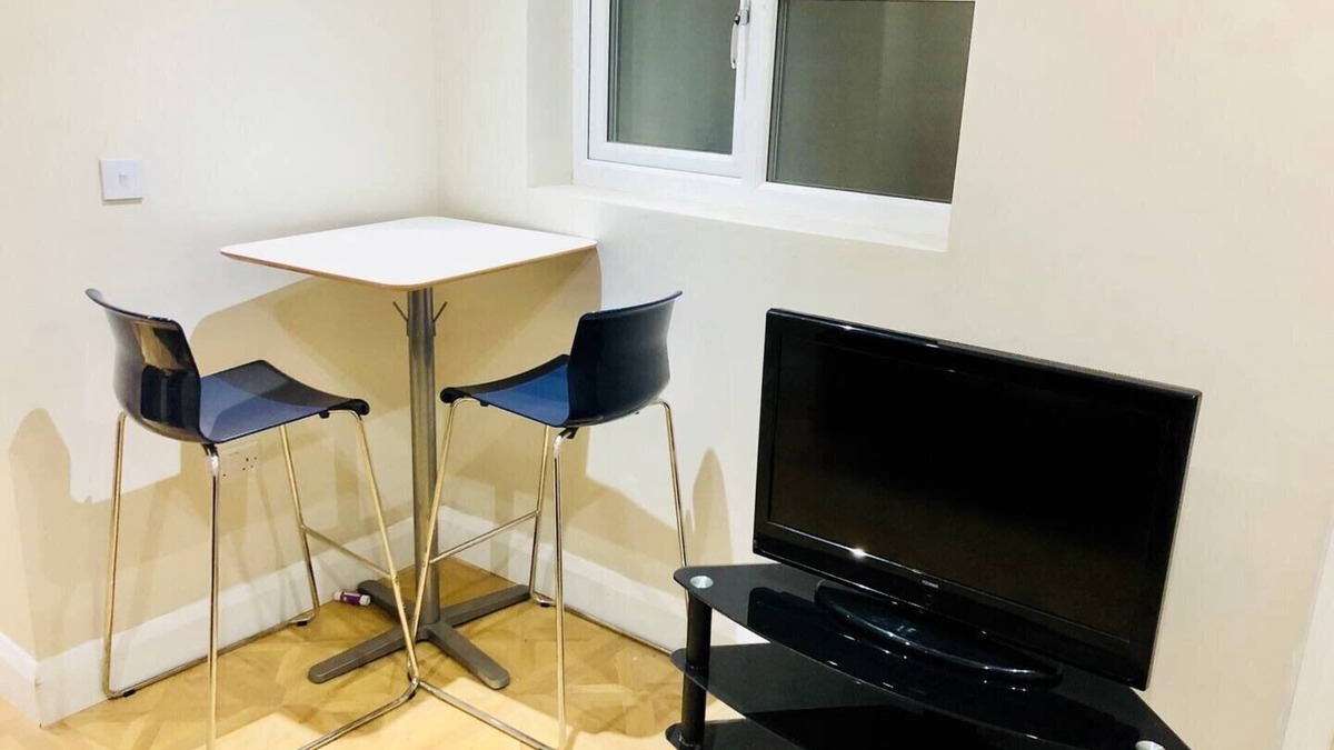 Staines Apartment | Small 3 Bed Flat near Heathrow