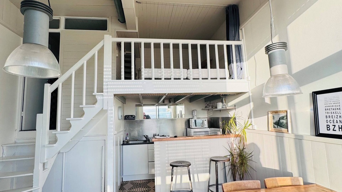 Saint-Michel-en-Greve Apartment | Small apartment with sea view