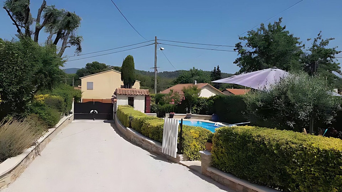 La Bouilladisse Villa | Small apartment under villa with shops near swimming pool 30mm from the sea