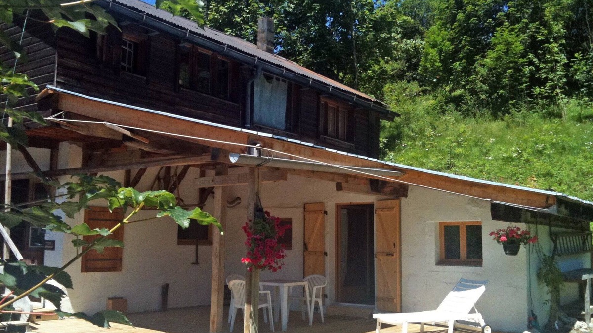 Praz-sur-Arly Apartment | Small charming T3 for 4 people - Terrace sheltered in RdJ of chalet - South slope, 100m from a ski bus stop