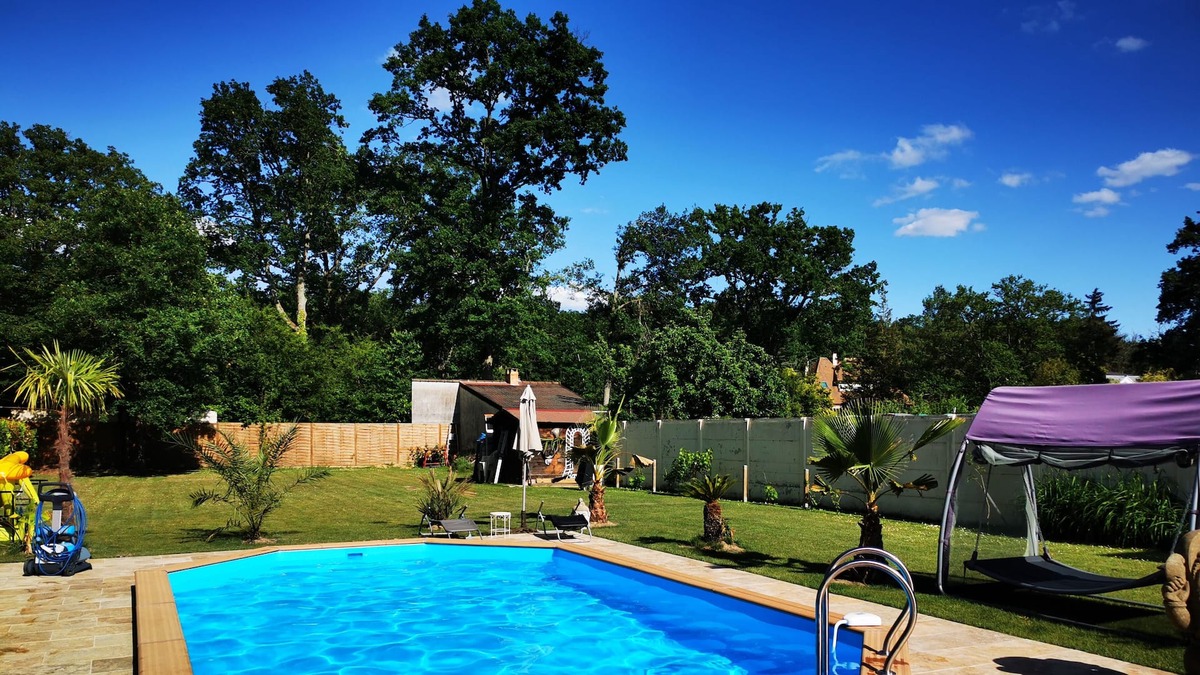 Dammarie Les Lys House | Small cottage in the Bois du Lys swimming pool Fontainebleau forest