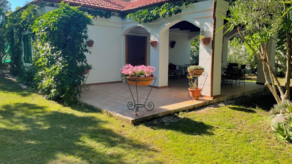 Molfetta Villa | Small country villa with private pool and garden