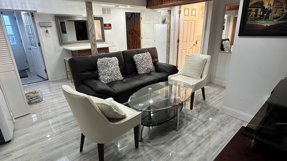 West Codman Hill - West Lower Mills House | Small Cozy 2 bedroom Unit in Boston.