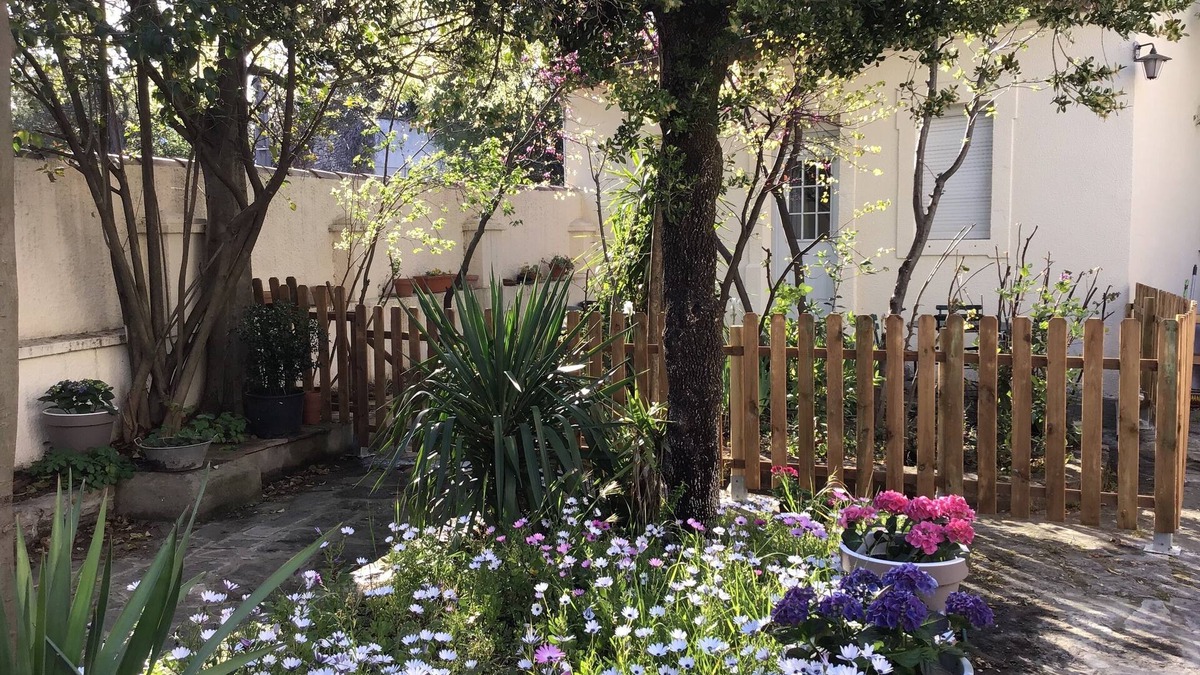 Cadereau House | Small detached house with fenced garden area! All in comfort!