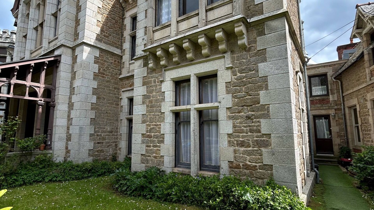 Saint-Igneuc Apartment | Small duplex "pointe du moulinet" in a listed villa